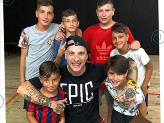 Il rapper Clementino con i giovani di San Vitaliano