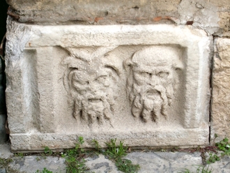 San Vitaliano, storia e cultura: le maschere romane di via Ariosto