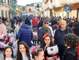 Paese a soqquadro: allegria e maschere in Piazza Tofano grazie a Parrocchia ed Azione Cattolica