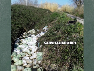 San Vitaliano, disastri ambientali: un fiume di bustoni tessili nei Regi Lagni