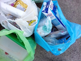 San Vitaliano, strade piene di buste di spazzatura: ma sono passati gli operatori della raccolta?