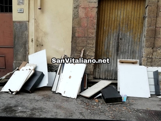 San Vitaliano, mobilio smontato da giorni in strada: problemi di deposito/raccolta?